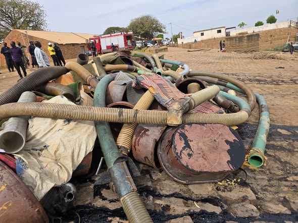 Dragues sur le fleuve Niger